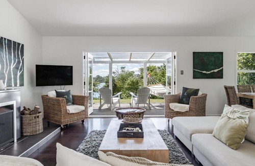Raglan House | Mara Kai Retreat, Waterfront, Peaceful Retreat