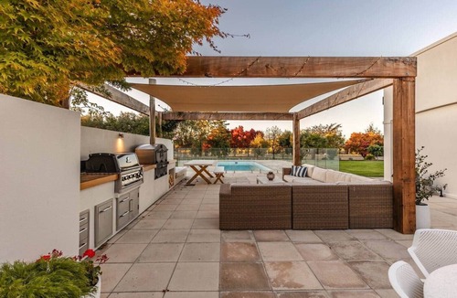 Blenheim House | Marlborough Estate: Pool, Spa, Tennis & Pizza Oven