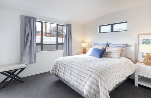 Matakana House | Matakana Village Central - Modern Holiday Home