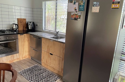 Matarangi House | MATARANGI BACH Cosy 2 bedroom bach in a lush garden setting