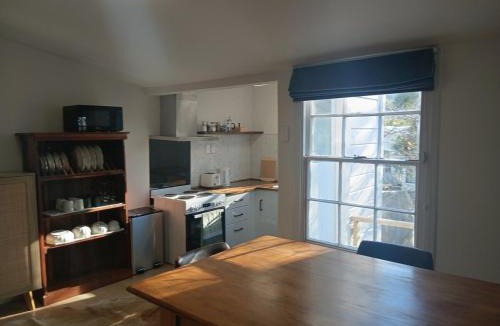 Dunedin Apartment | Meadow Cottage 1870s restored cottage