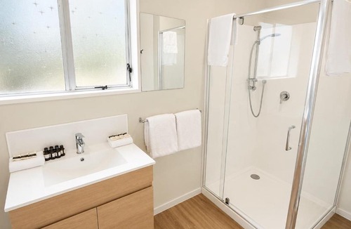 Petone Hotel | Midway Pacifica Lodge