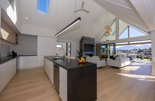 Wanaka House | Miharo Wanaka Retreat | Spa, BBQ & Mountain Views