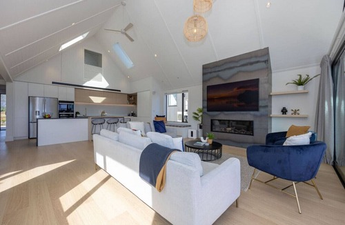 Wanaka House | Miharo Wanaka Retreat | Spa, BBQ & Mountain Views