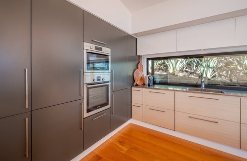 Akaroa House | Million Dollar View - Takamatua Holiday Home