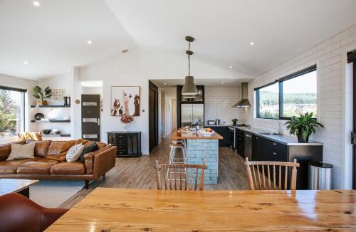 Wanaka House | Minaret Ridge - Family Friendly - Sleeps 8 - Mountain Views - Close to Lake