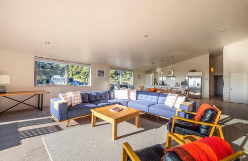 Palm Beach Villa | Miro Ridge in Palm Beach - Miro Ridge is a spacious elevated holiday home overlooking Palm Beach with sea views and generous indoor-outdoor living. Large sliding doors open to an expansive deck, while the open plan lounge and entertainer’s kitchen cr