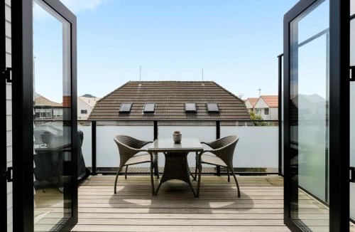 Mount Maunganui House | Miro Street Townhouse centrally located to Blake park