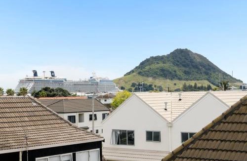 Mount Maunganui House | Miro Street Townhouse centrally located to Blake park