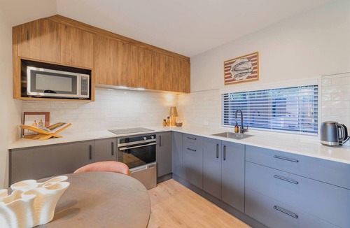 Christchurch City Centre Apartment | Modern 1BR Near Christchurch CBD & Cashel Street