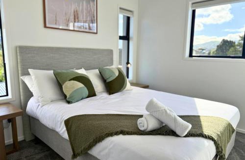 Lower Hutt House | Modern 1BR Townhouse with Private Courtyard
