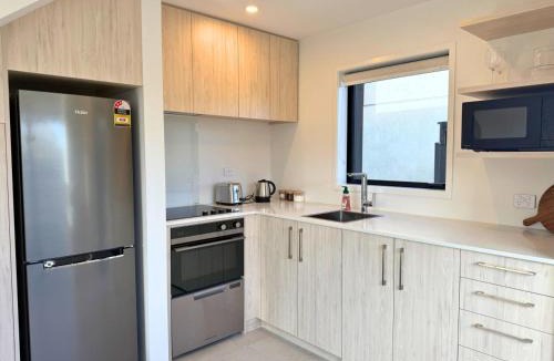 Lower Hutt House | Modern 1BR Townhouse with Private Courtyard