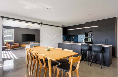 Wanaka Villa | Modern 3 Bedroom Home in Wanaka with Mountain View