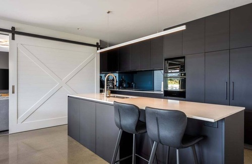 Wanaka Villa | Modern 3 Bedroom Home in Wanaka with Mountain View