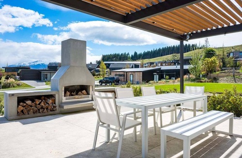 Wanaka Villa | Modern 3 Bedroom Home in Wanaka with Mountain View