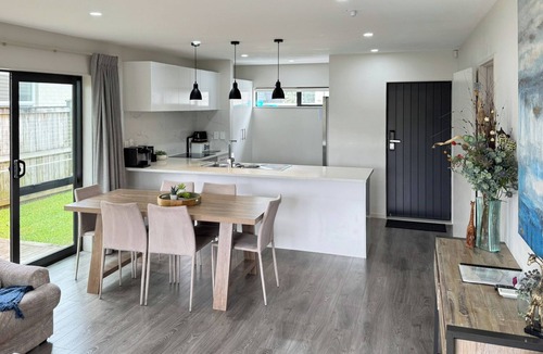 Panmure House | Modern 3-Bedroom Home with Free Parking.