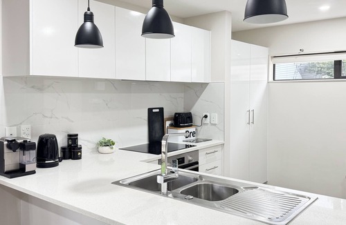 Panmure House | Modern 3-Bedroom Home with Free Parking.