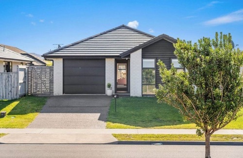 Papamoa Beach House | Modern 3 bedroom house in Papamoa Beach, 15 minute walk to the beach!