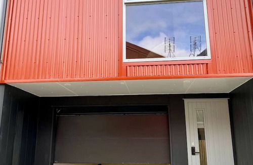 Dunedin Apartment | Modern 3-Level Stay: Free Parking & Close to Shops