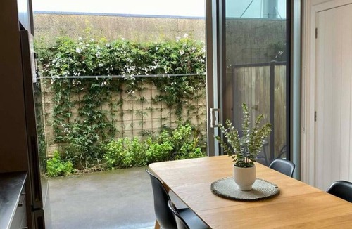 Dunedin Apartment | Modern 3-Level Stay: Free Parking & Close to Shops
