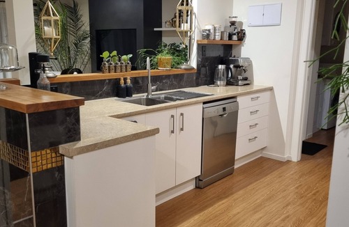 Tanners Point House | Modern 3BR Coastal Oasis - 15 Mins to Waihi Beach