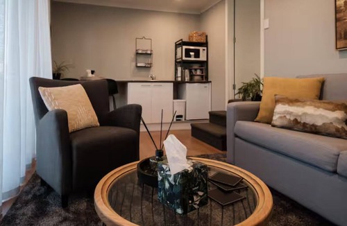 Tanners Point House | Modern 3BR Coastal Oasis - 15 Mins to Waihi Beach