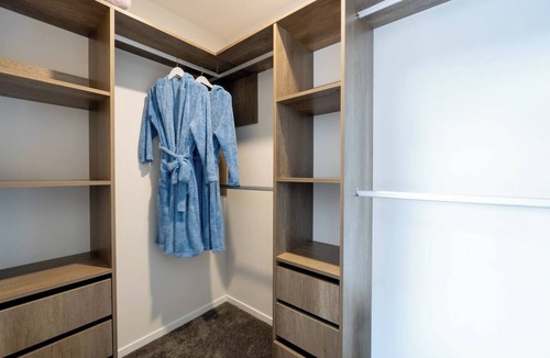 Eastern Beach House | Modern 4-Bedroom Home in Bucklands Beach
