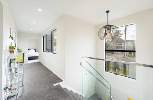 Eastern Beach House | Modern 4-Bedroom Home in Bucklands Beach