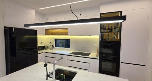 Orakei House | Modern 4BDR Coastal Luxury in Orakei