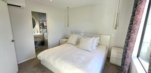 Orakei House | Modern 4BDR Coastal Luxury in Orakei