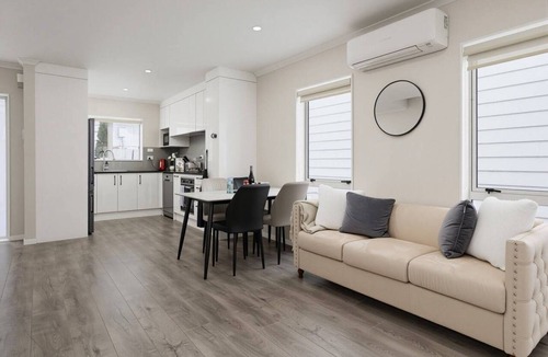 Takanini House | Modern 4BR Home | 3 Bath | Free Parking