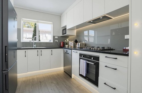 Takanini House | Modern 4BR Home | 3 Bath | Free Parking