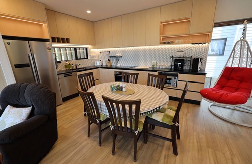Saint Johns House | Modern 4BR park-view home in St Johns