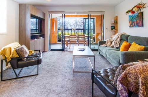Christchurch City Centre Apartment | Modern Bright 2BR With Balcony & Hagley Park Outlook