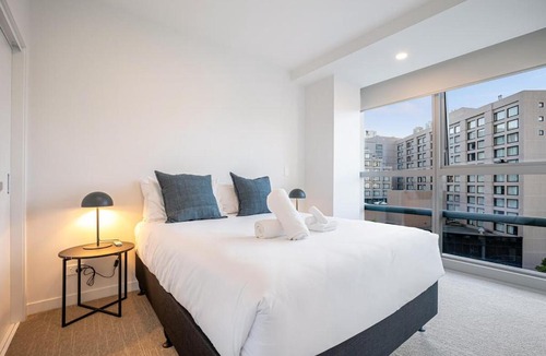 Auckland Central Business District Apartment | Modern Bright Central Apartment by Zodiak Stays