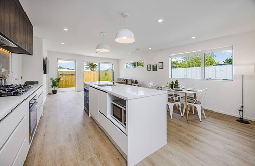 Mount Roskill House | Modern Central Auckland Stay- perfect for families, groups & business travellers