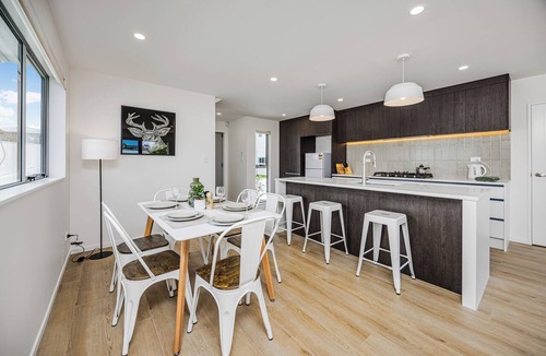 Mount Roskill House | Modern Central Auckland Stay- perfect for families, groups & business travellers