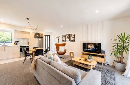 Edgeware House | Modern Christchurch 2BR | Spa + Parking