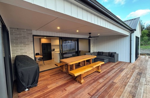 Cooks Beach House | Modern Coastal Escape at Cooks Beach