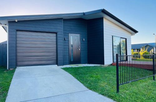 Hamilton Villa | Modern Comfy 3 Bedrooms House in Chartwell