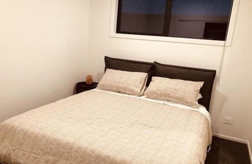 Kawarau Falls House | Modern Cosy Apartment in Peaceful Jacks Point