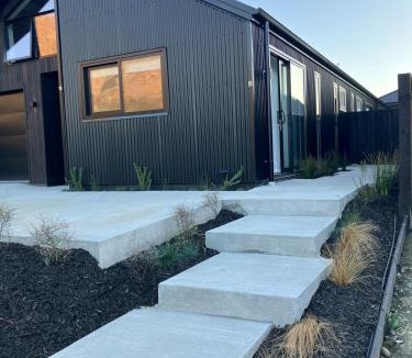Kawarau Falls Apartment | Modern, Cosy Apartment in Peaceful Area with Mountain Views