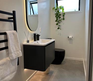 Kawarau Falls Apartment | Modern, Cosy Apartment in Peaceful Area with Mountain Views