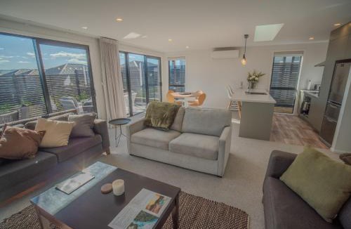 Wharewaka House | Modern, Cosy Retreat