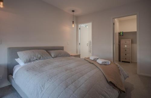 Wharewaka House | Modern, Cosy Retreat