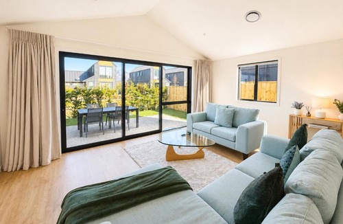 Kawarau Falls House | Modern Family Ski Base - Large, warm 4 bedroom home in Jacks Point
