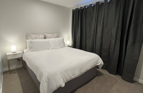 Kawarau Falls Apartment | Modern Flat with Mountain Views in Queenstown