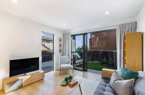 Mission Bay Apartment | Modern Mission Bay Townhouse & Parking ZodiakStays
