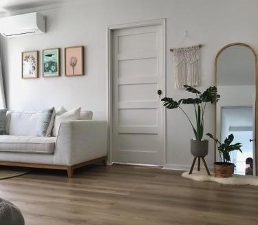 Greenlane - Ellerslie House | Modern, recently renovated, private house with parking
