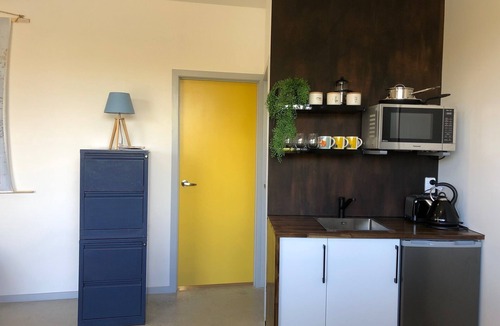 Lynmore Apartment | Modern Redwoods Retreat, Sauna and Gym, Mountain Bike Trails at Your Door